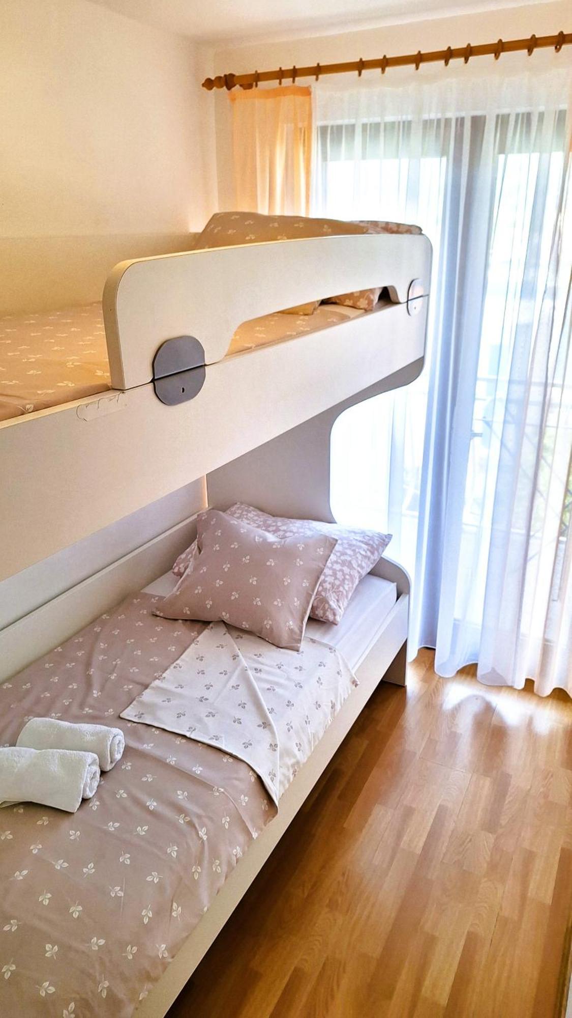 Apartmani I & J Seric Seget Vranjica Exterior foto